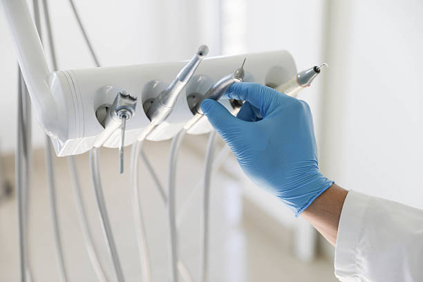 Professional Tooth Extraction technician working in Zilwaukee, MI
